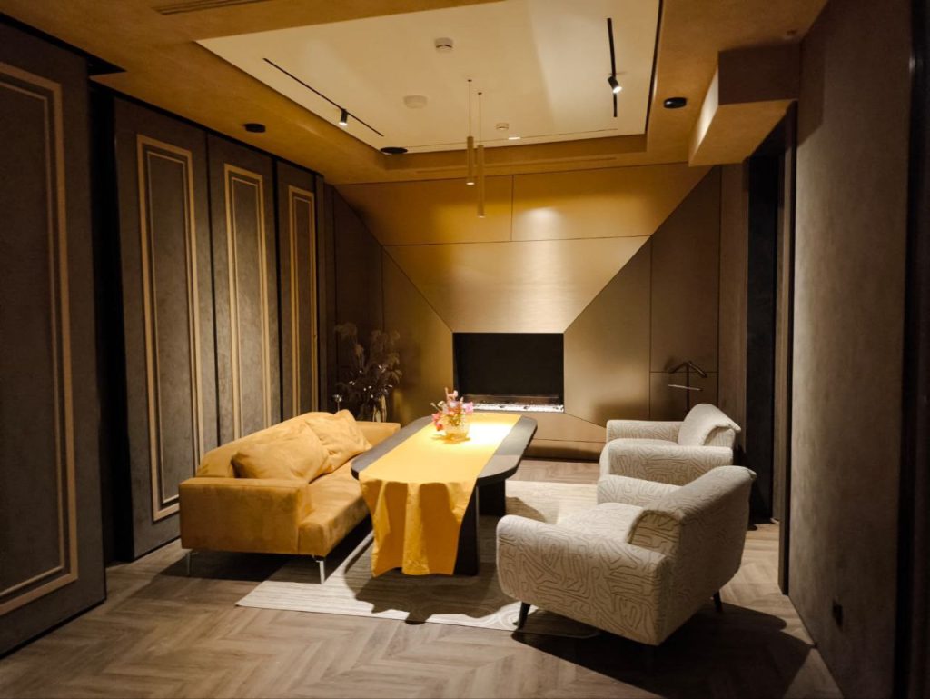 Раздвижная перегородка для ресторана в Москве: Преображение пространства с "Слайдинг Партишн"