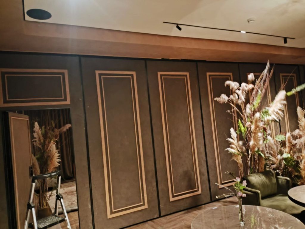 Раздвижная перегородка для ресторана в Москве: Преображение пространства с "Слайдинг Партишн"