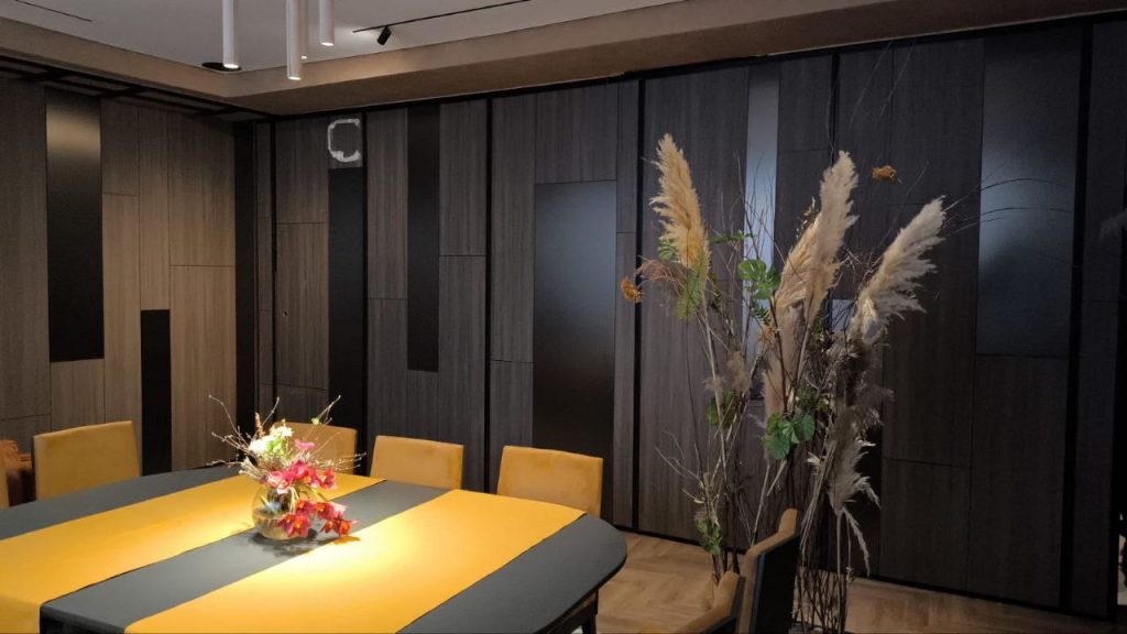 Раздвижная перегородка для ресторана в Москве: Преображение пространства с "Слайдинг Партишн"