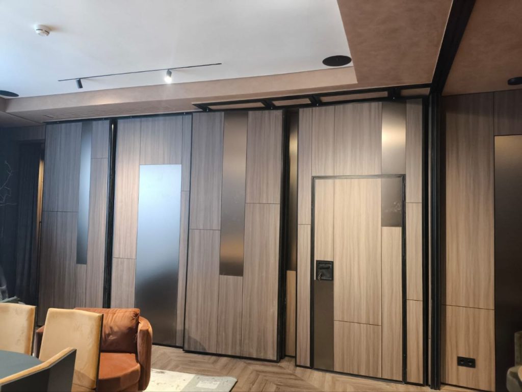 Раздвижная перегородка для ресторана в Москве: Преображение пространства с "Слайдинг Партишн"