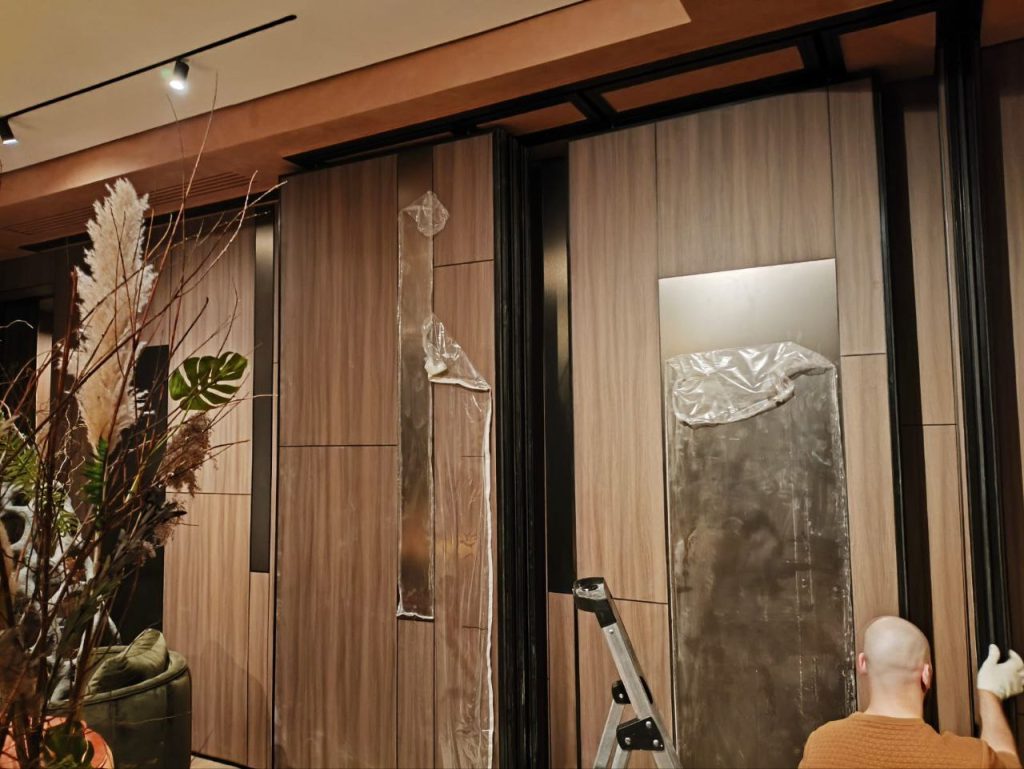 Раздвижная перегородка для ресторана в Москве: Преображение пространства с "Слайдинг Партишн"