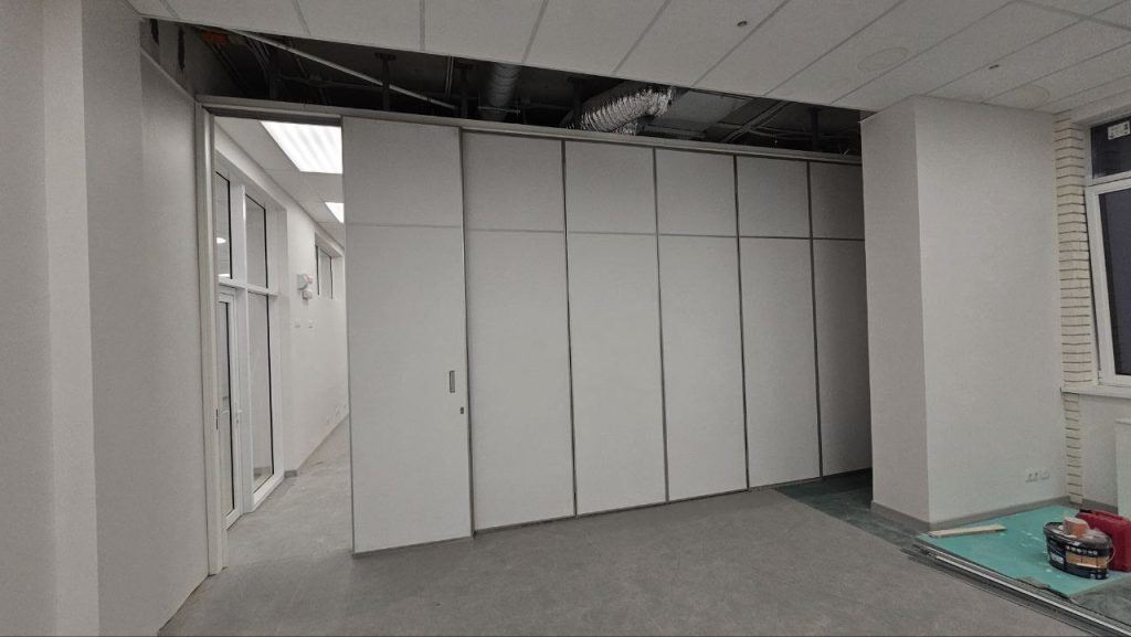 Раздвижная перегородка для школы в Белгороде: функциональность, стиль и качество от SlidingPartition.ru