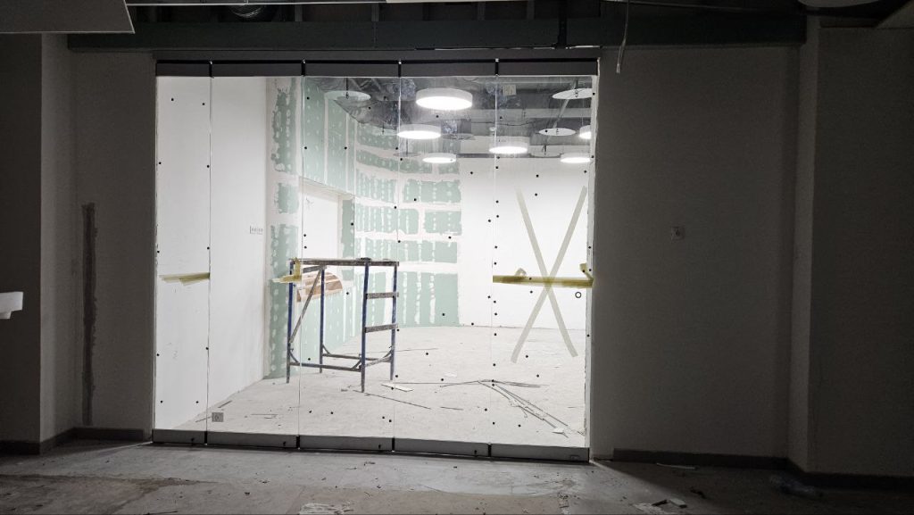 Раздвижная перегородка для школы в Белгороде: функциональность, стиль и качество от SlidingPartition.ru