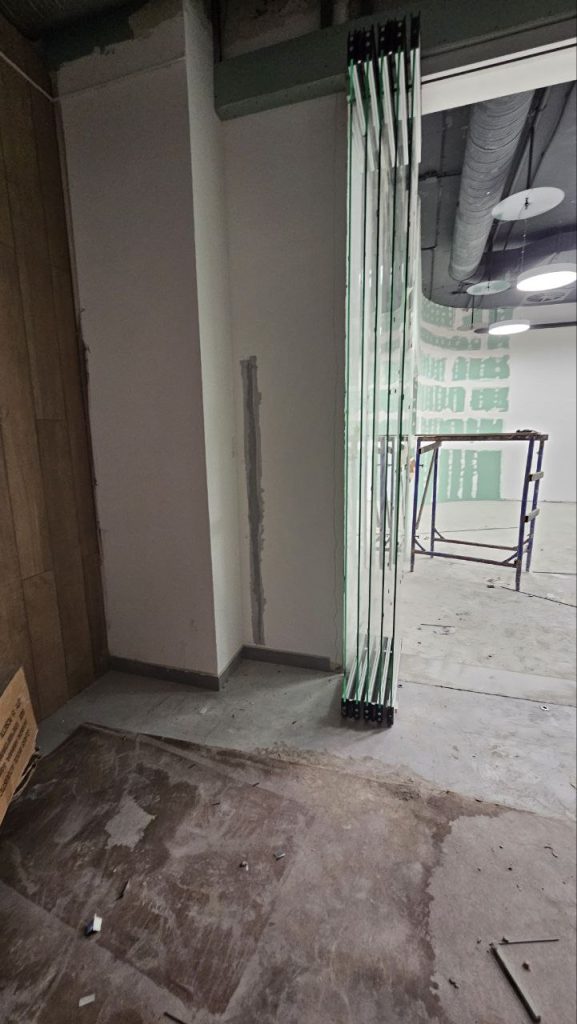 Раздвижная перегородка для школы в Белгороде: функциональность, стиль и качество от SlidingPartition.ru