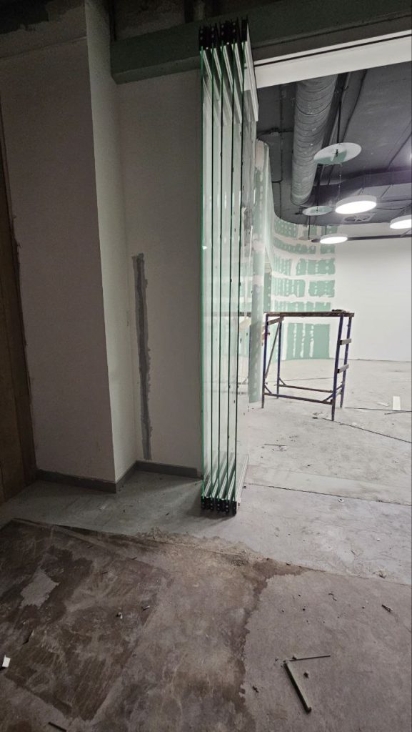 Раздвижная перегородка для школы в Белгороде: функциональность, стиль и качество от SlidingPartition.ru