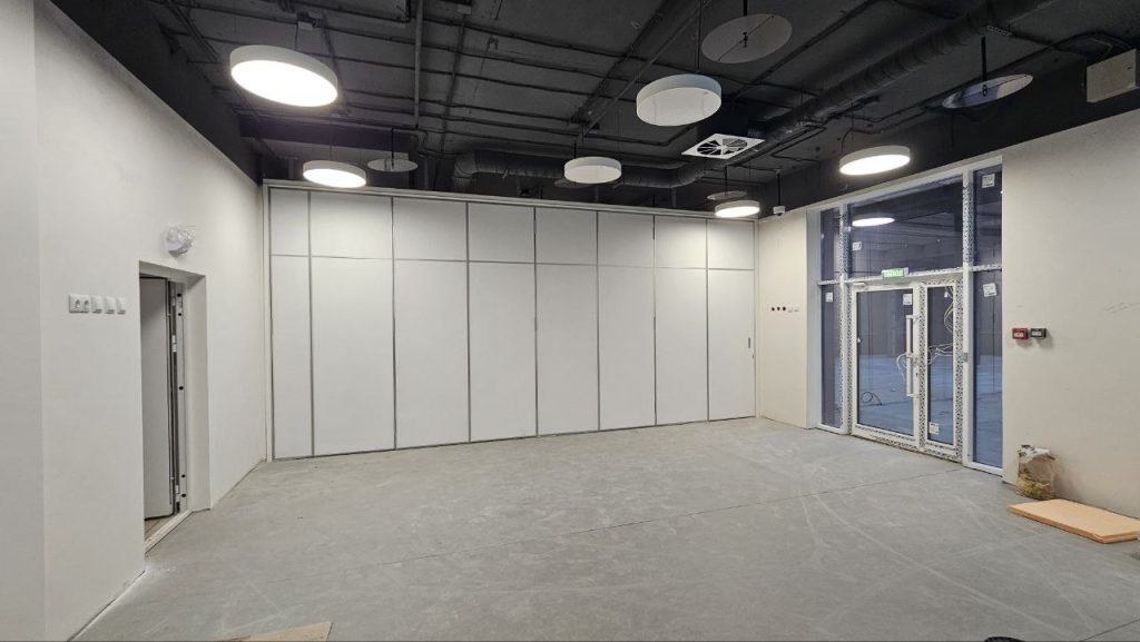 Раздвижная перегородка для школы в Белгороде: функциональность, стиль и качество от SlidingPartition.ru