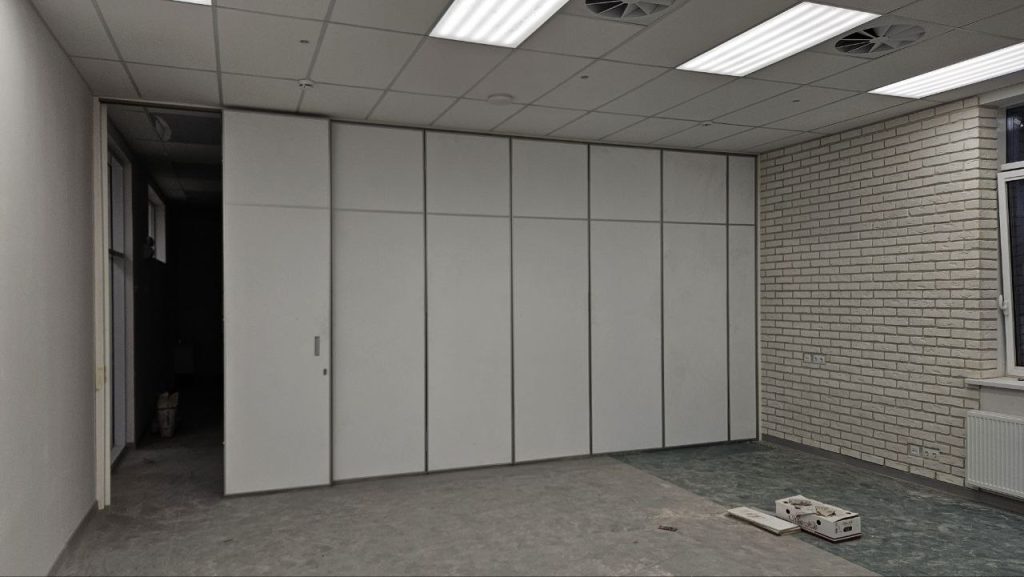 Раздвижная перегородка для школы в Белгороде: функциональность, стиль и качество от SlidingPartition.ru