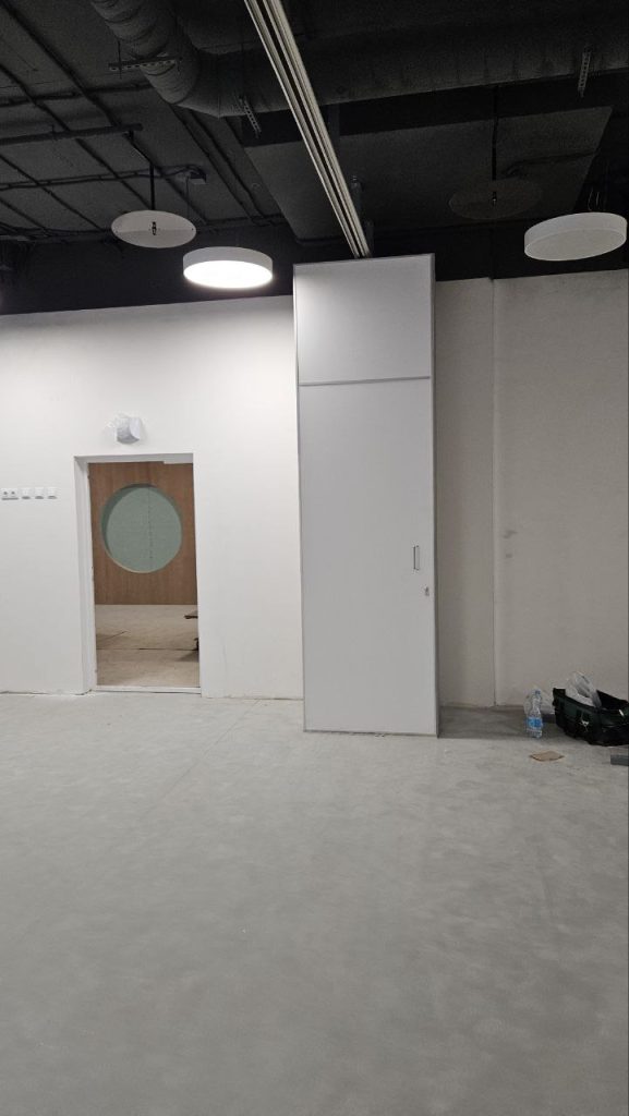 Раздвижная перегородка для школы в Белгороде: функциональность, стиль и качество от SlidingPartition.ru