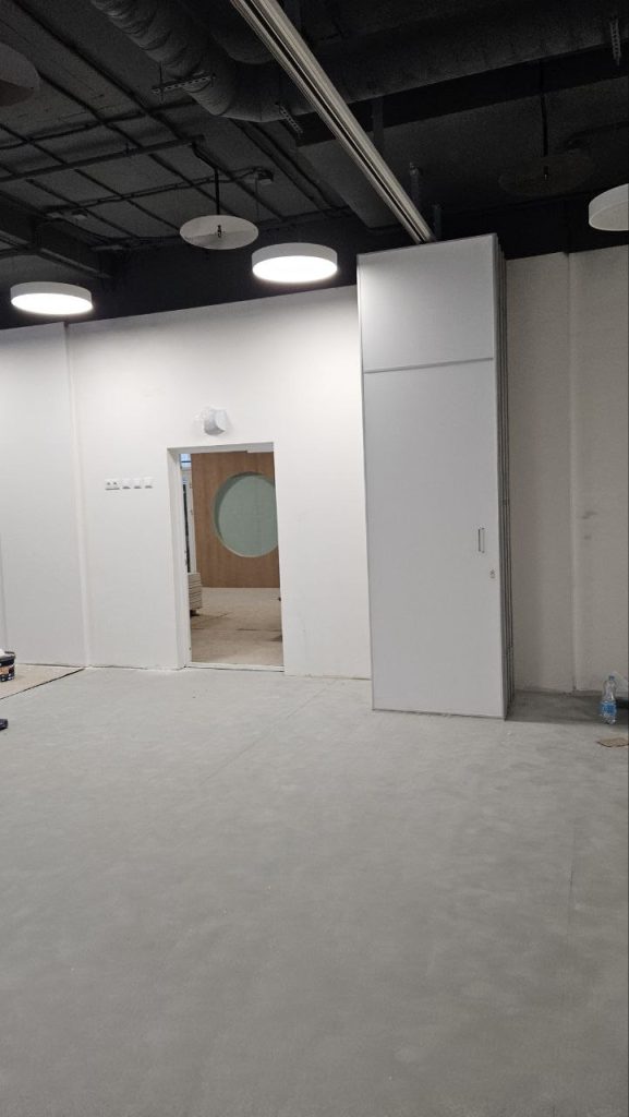 Раздвижная перегородка для школы в Белгороде: функциональность, стиль и качество от SlidingPartition.ru