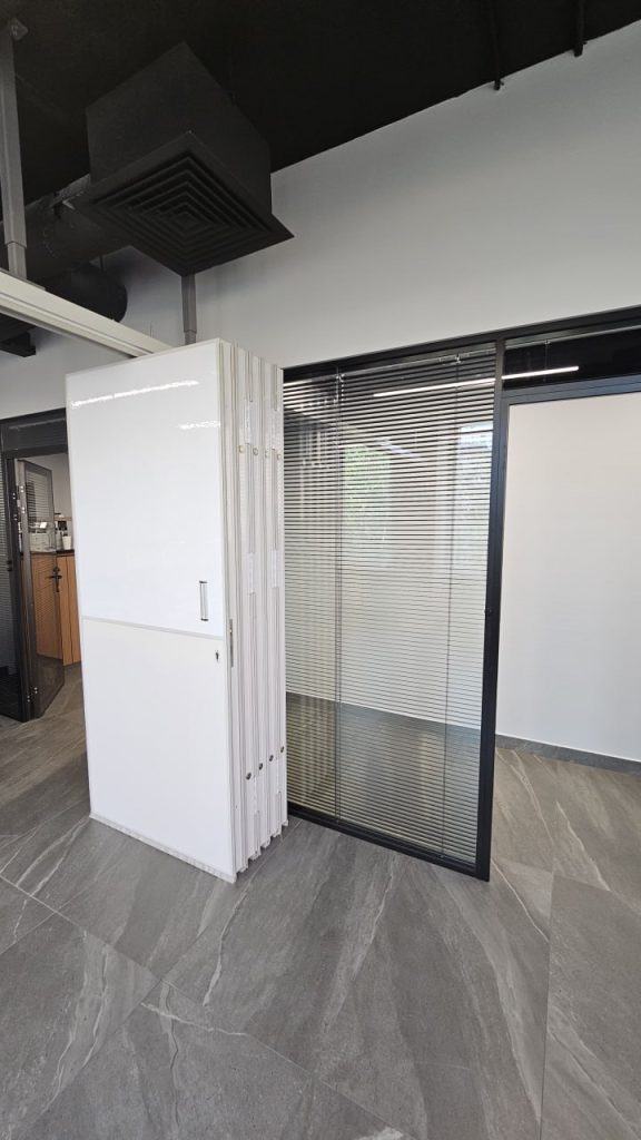 Белая раздвижная стена: Преображение вашего офисного пространства в Москве