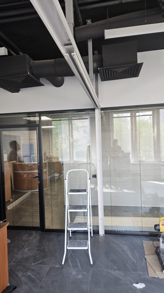 Белая раздвижная стена: Преображение вашего офисного пространства в Москве