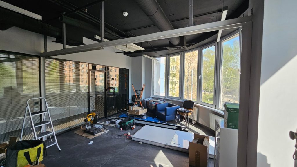 Белая раздвижная стена: Преображение вашего офисного пространства в Москве