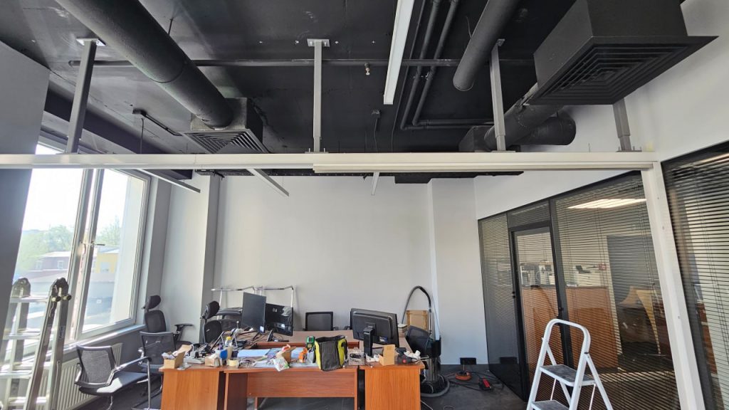 Белая раздвижная стена: Преображение вашего офисного пространства в Москве