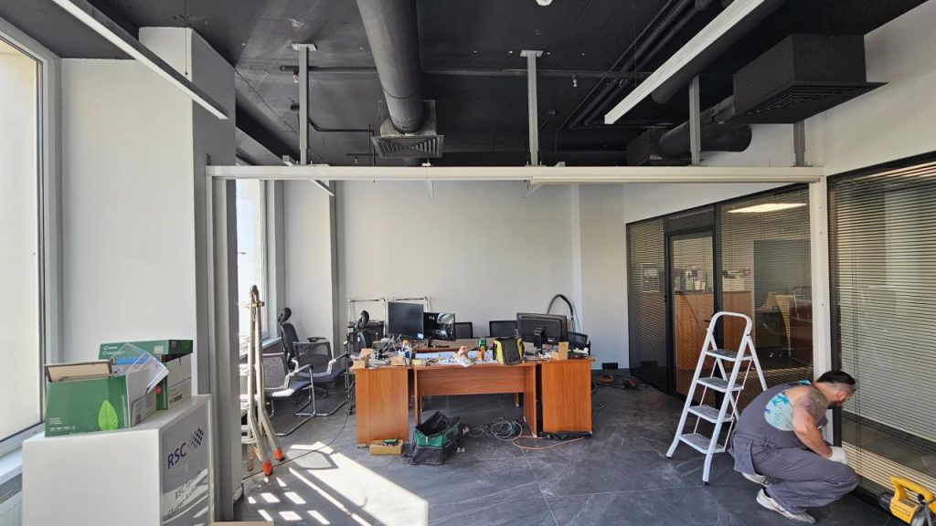 Белая раздвижная стена: Преображение вашего офисного пространства в Москве