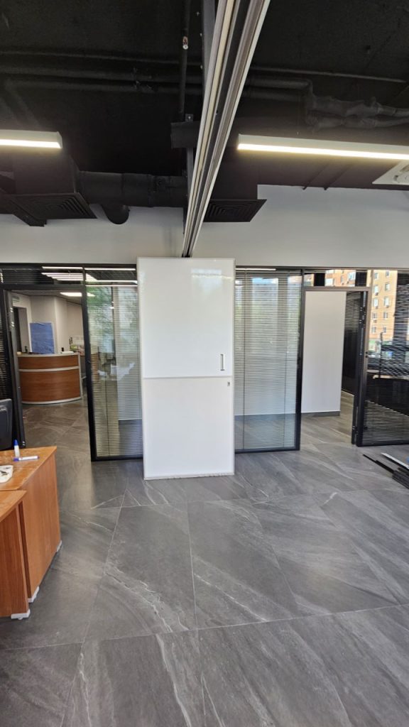 Белая раздвижная стена: Преображение вашего офисного пространства в Москве