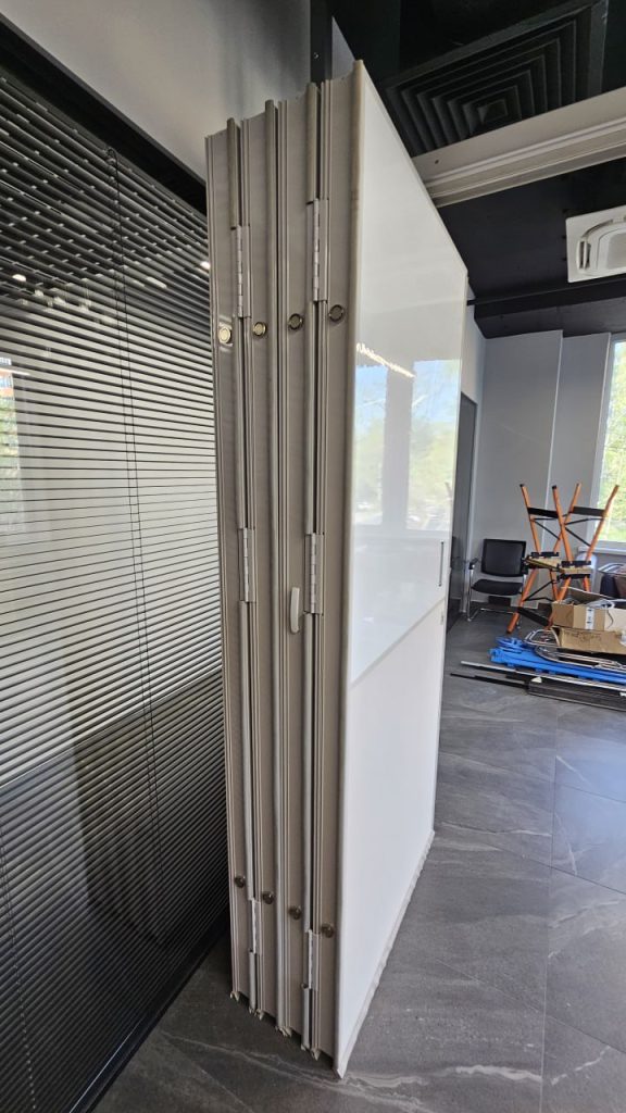 Белая раздвижная стена: Преображение вашего офисного пространства в Москве