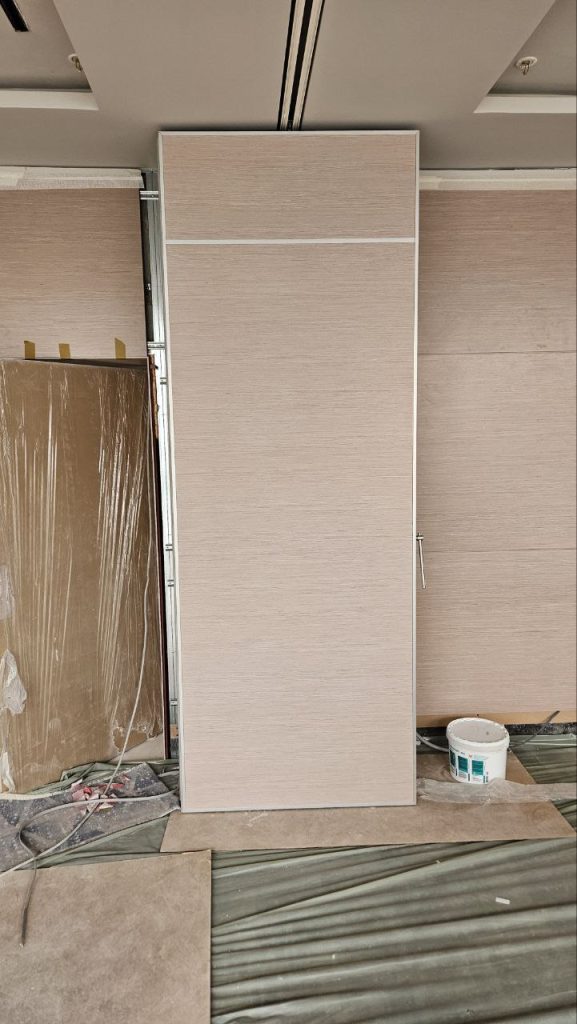 Компания Слайдинг Партишн установила стильную раздвижную стену в гостинице "Космос" на новом Арбате в Москве! 🌆✨