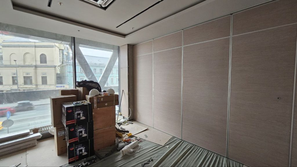 Компания Слайдинг Партишн установила стильную раздвижную стену в гостинице "Космос" на новом Арбате в Москве! 🌆✨