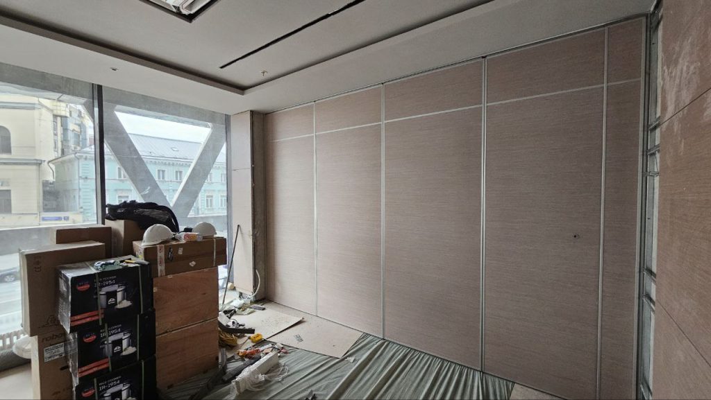 Компания Слайдинг Партишн установила стильную раздвижную стену в гостинице "Космос" на новом Арбате в Москве! 🌆✨