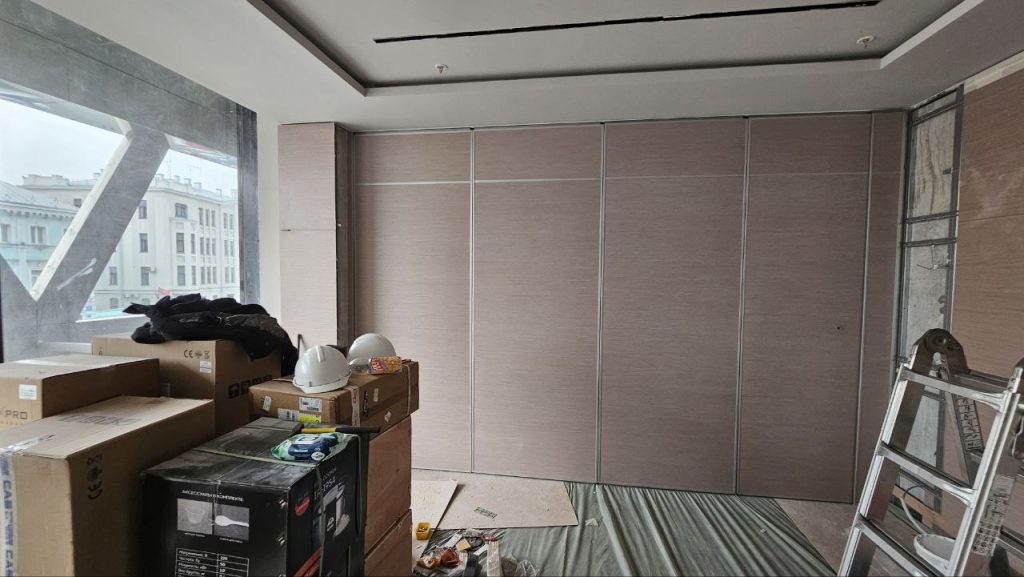 Компания Слайдинг Партишн установила стильную раздвижную стену в гостинице "Космос" на новом Арбате в Москве! 🌆✨