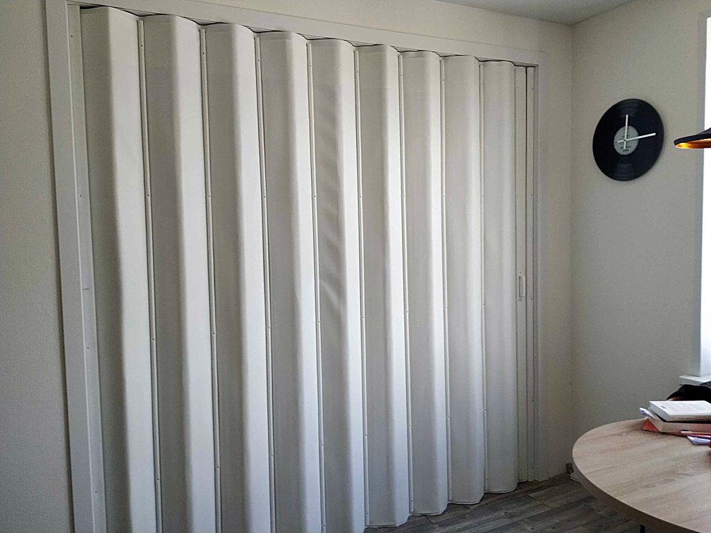 Преображаем пространство: Белая мягкая перегородка от SlidingPartition.ru