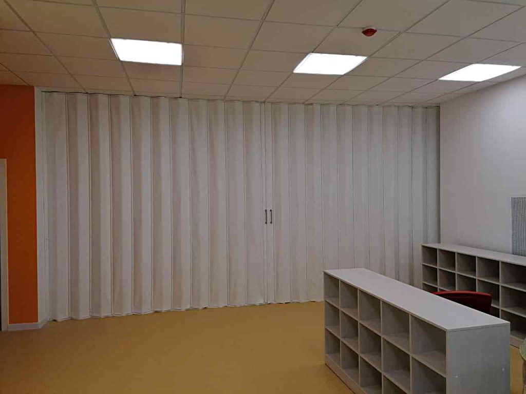 белая мягкая перегородка для детского сада в городе Тюмень