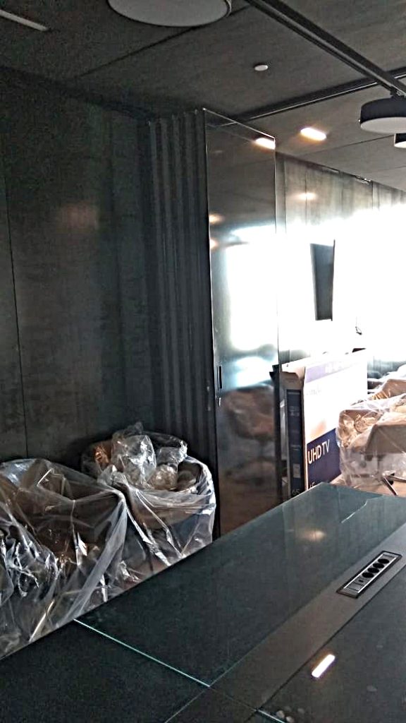 Черная раздвижная перегородка Антей для офиса