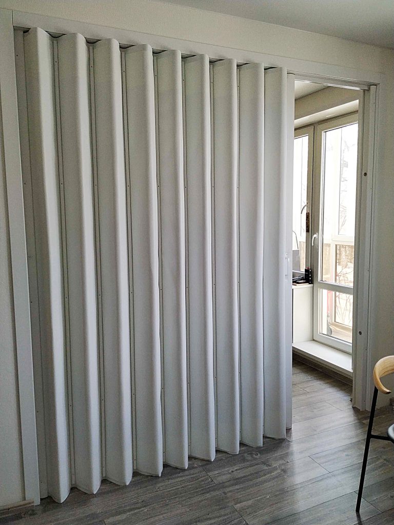 Преображаем пространство: Белая мягкая перегородка от SlidingPartition.ru