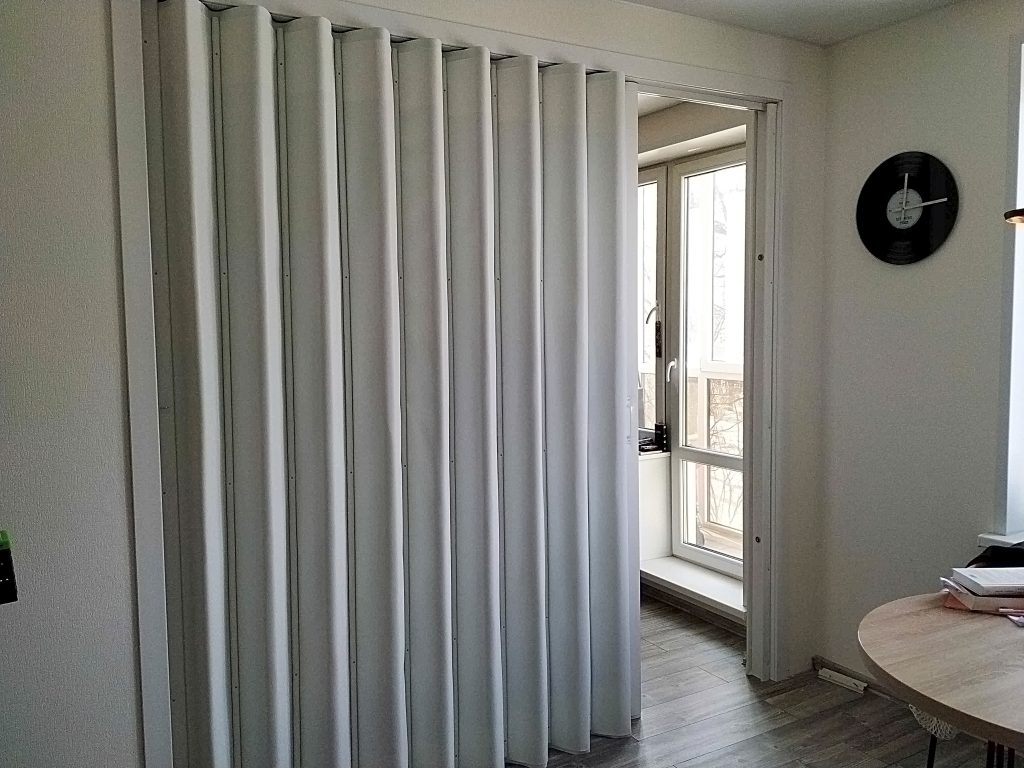 Преображаем пространство: Белая мягкая перегородка от SlidingPartition.ru