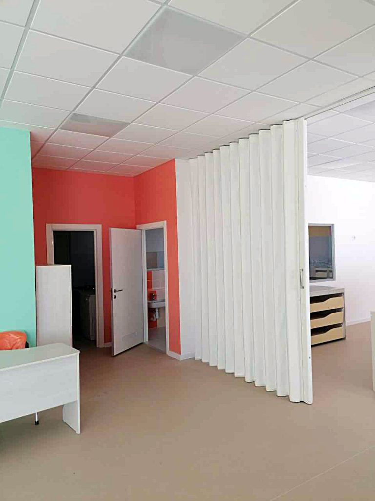 белая мягкая перегородка для детского сада в городе Тюмень