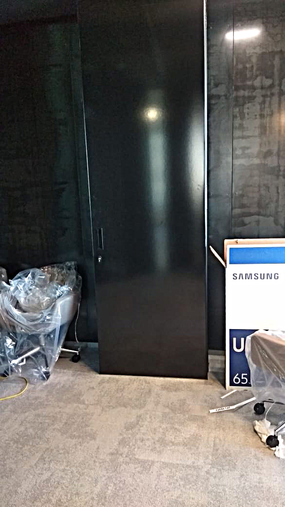 Черная раздвижная перегородка Антей для офиса