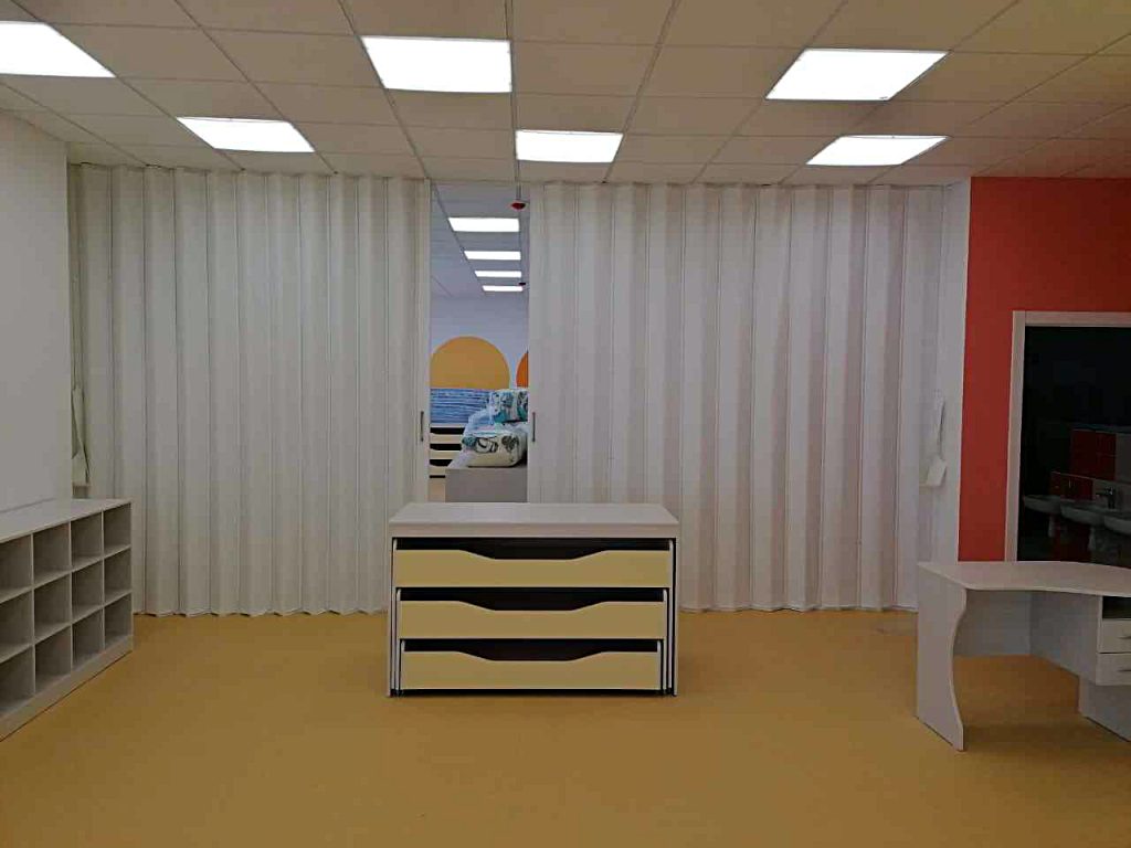 белая мягкая перегородка для детского сада в городе Тюмень