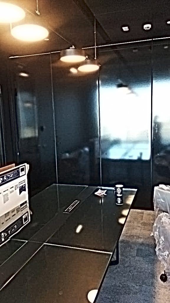 Черная раздвижная перегородка Антей для офиса