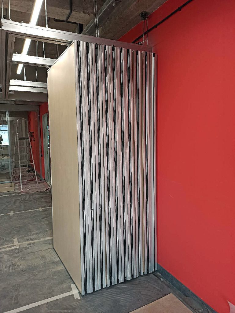 Яркое решение для ВШЭ: Желтая раздвижная стена от SlidingPartition.rи!