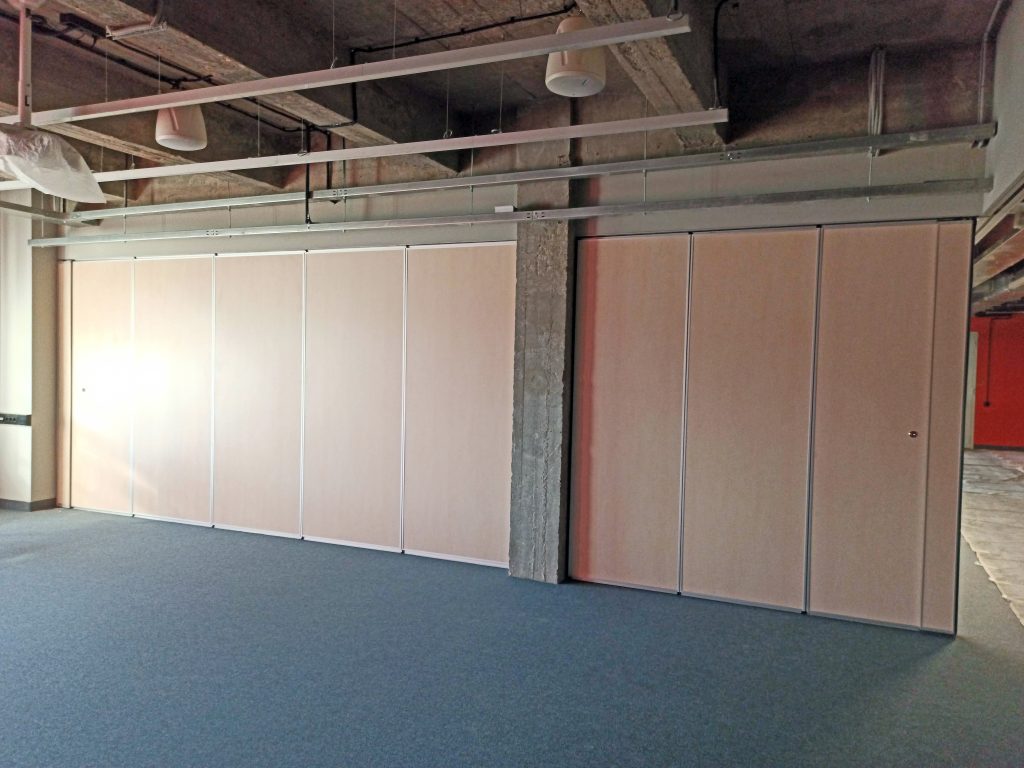 Яркое решение для ВШЭ: Желтая раздвижная стена от SlidingPartition.rи!