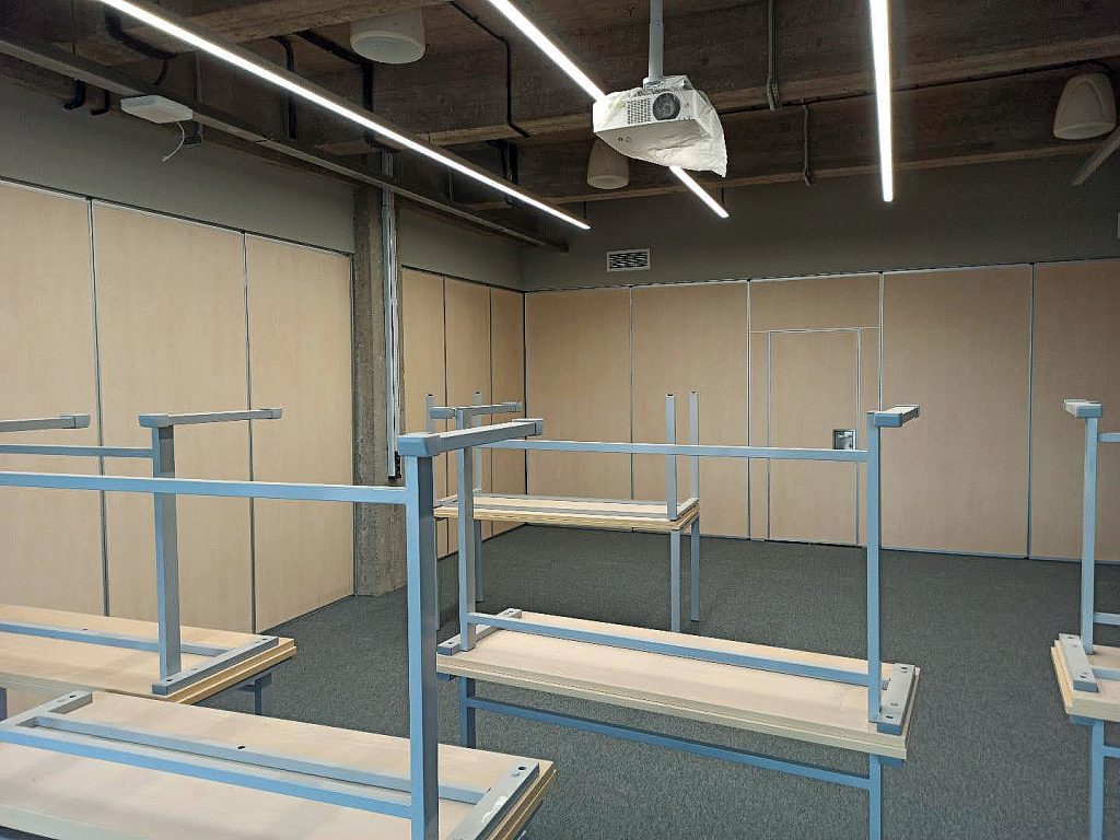 Яркое решение для ВШЭ: Желтая раздвижная стена от SlidingPartition.rи!