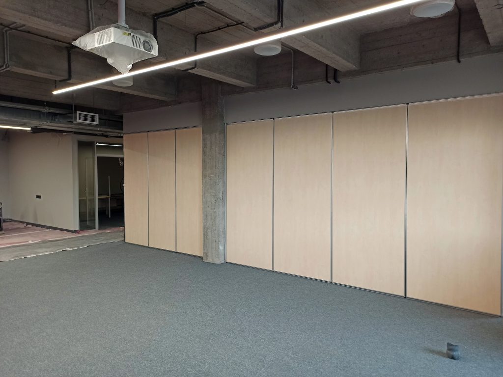 Яркое решение для ВШЭ: Желтая раздвижная стена от SlidingPartition.rи!