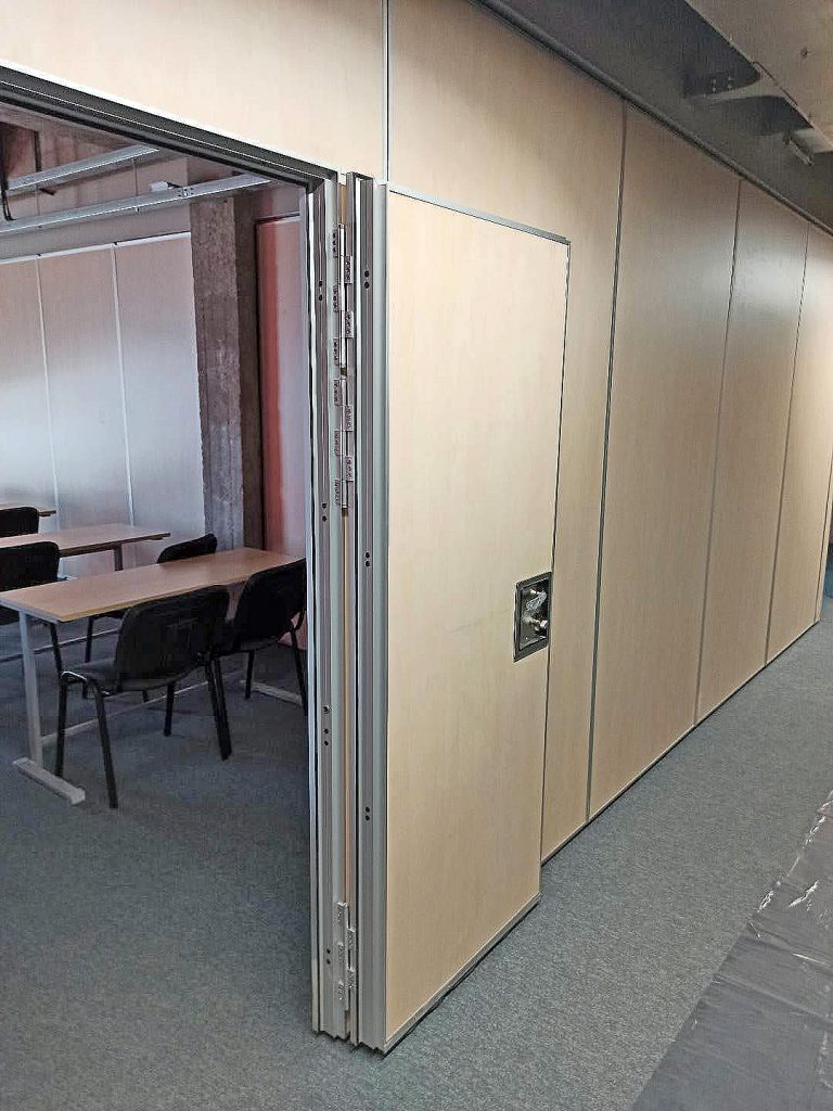 Яркое решение для ВШЭ: Желтая раздвижная стена от SlidingPartition.rи!