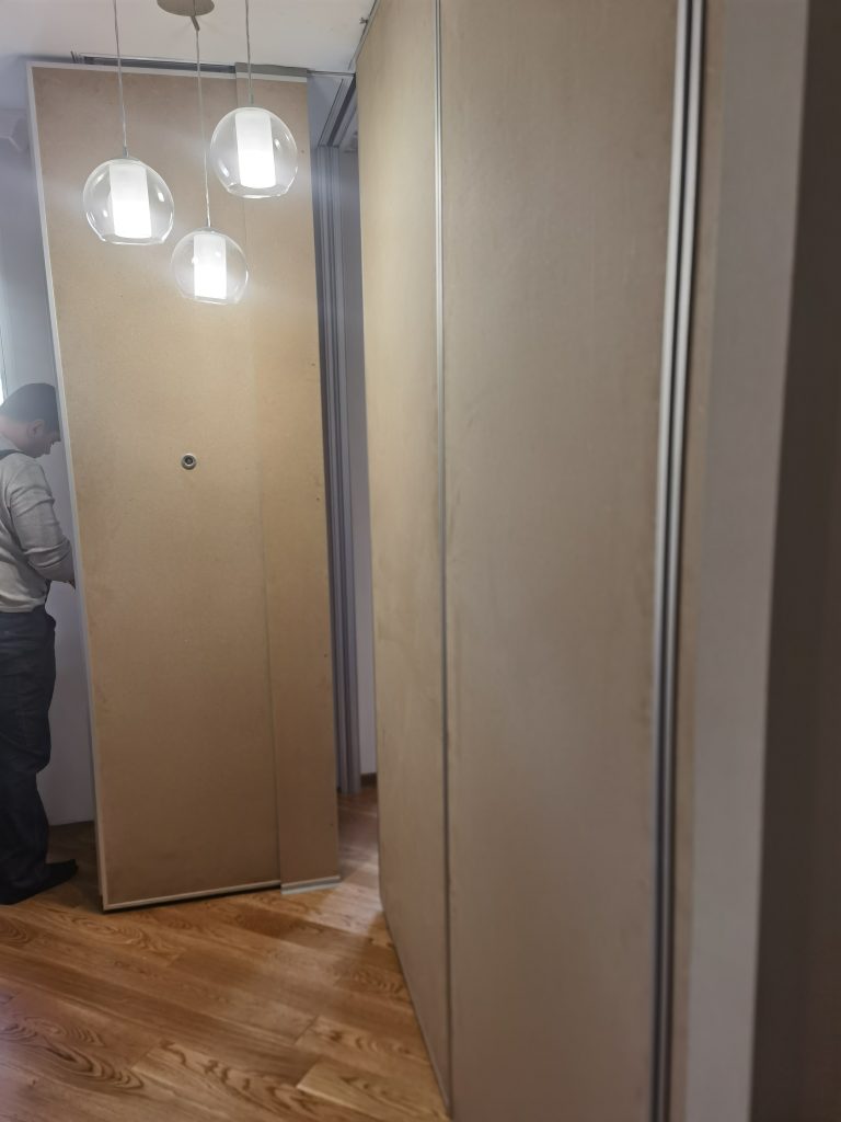 раздвижную коричневую стену от потолка до пола для квартиры на Октябрьской набережной в Санкт-Петербурге