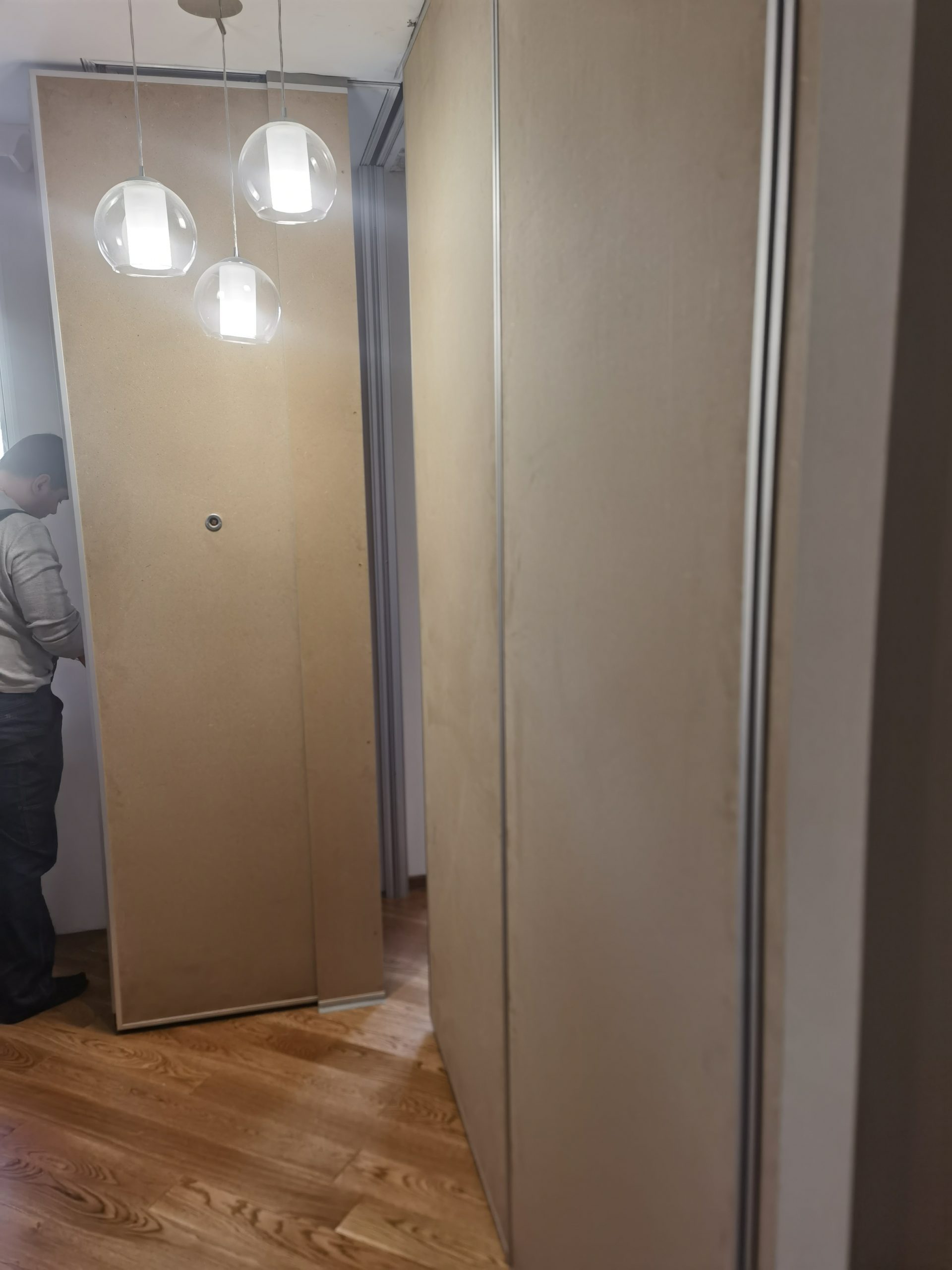 раздвижную коричневую стену от потолка до пола для квартиры на Октябрьской набережной в Санкт-Петербурге