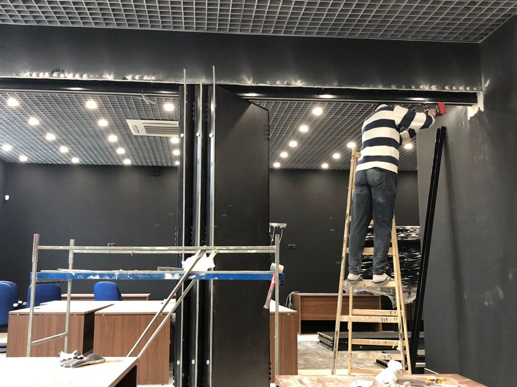 Представляем нашу новую установку — черная стильная раздвижная стена, идеально подходящая для черного офиса!