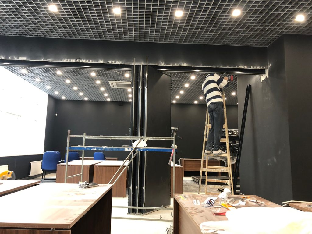 Представляем нашу новую установку — черная стильная раздвижная стена, идеально подходящая для черного офиса!