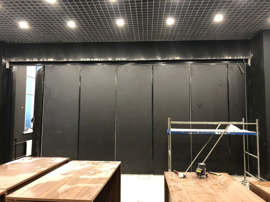 Представляем нашу новую установку — черная стильная раздвижная стена, идеально подходящая для черного офиса!