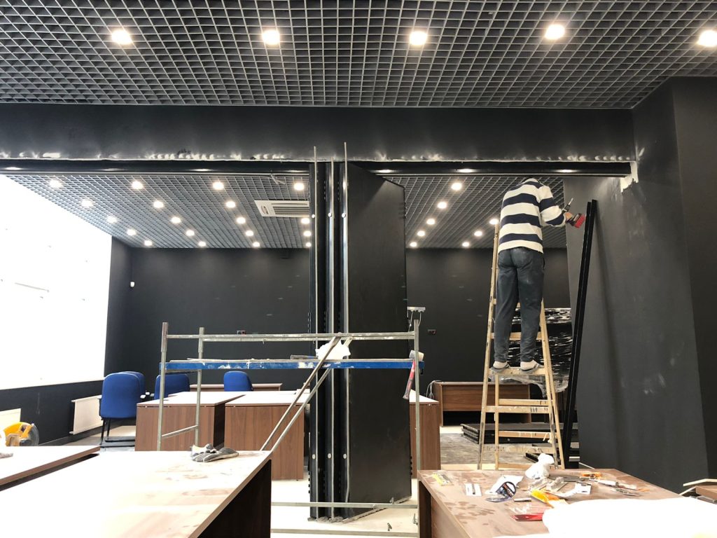 Представляем нашу новую установку — черная стильная раздвижная стена, идеально подходящая для черного офиса!