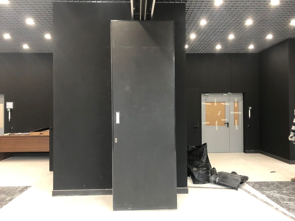 Представляем нашу новую установку — черная стильная раздвижная стена, идеально подходящая для черного офиса!