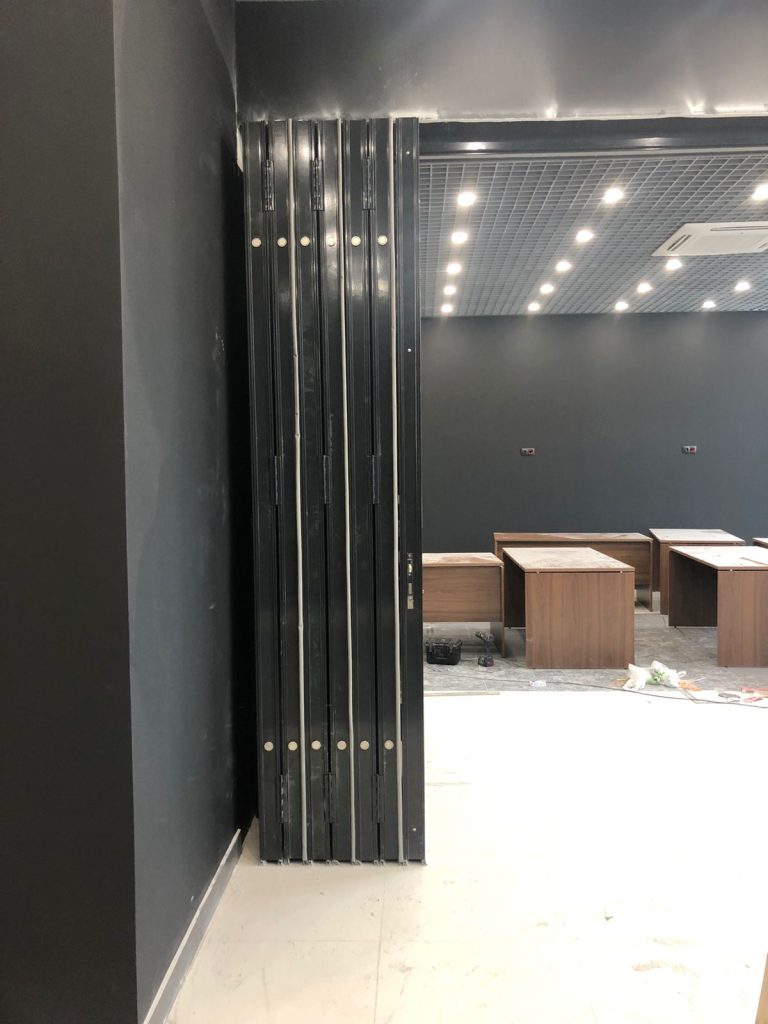 Представляем нашу новую установку — черная стильная раздвижная стена, идеально подходящая для черного офиса!