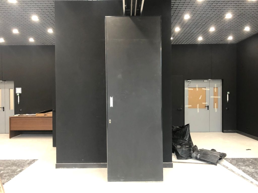 Представляем нашу новую установку — черная стильная раздвижная стена, идеально подходящая для черного офиса!