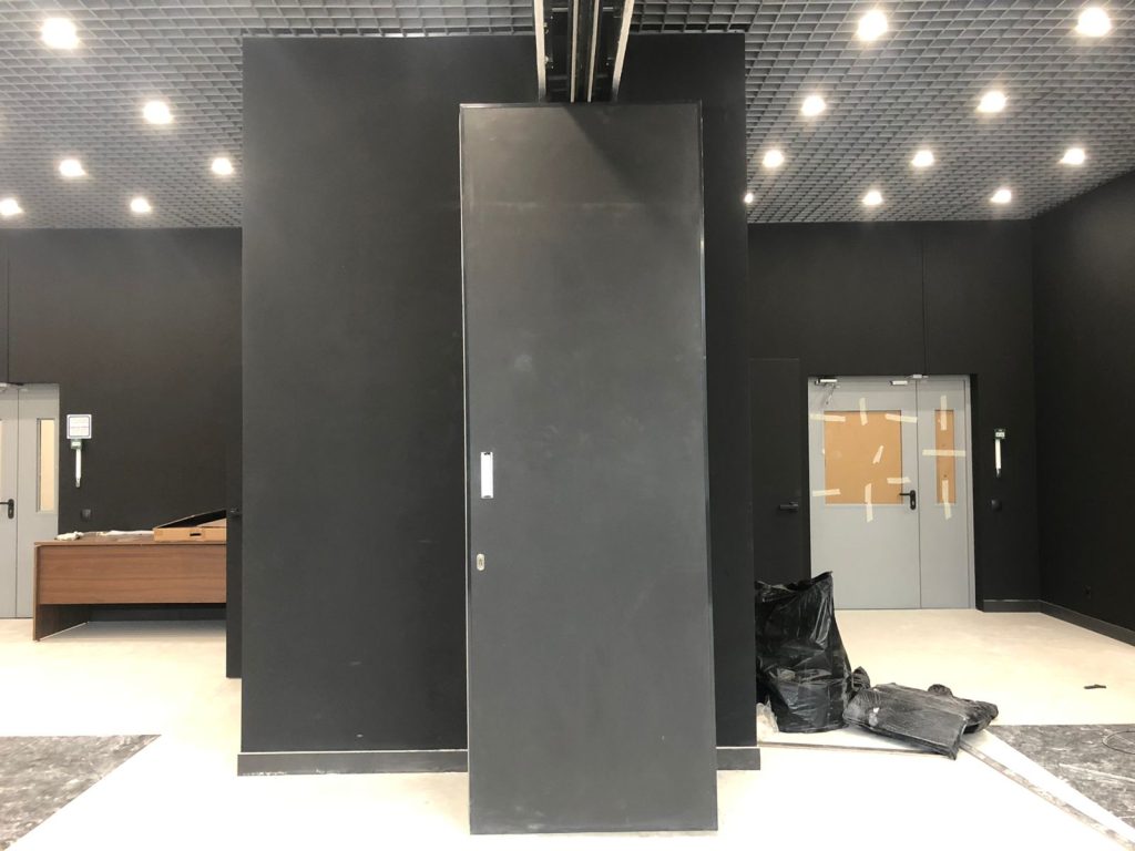 Представляем нашу новую установку — черная стильная раздвижная стена, идеально подходящая для черного офиса!