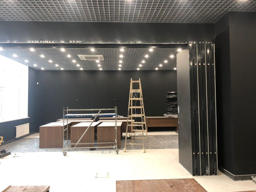 Представляем нашу новую установку — черная стильная раздвижная стена, идеально подходящая для черного офиса!