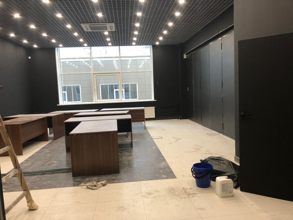 Представляем нашу новую установку — черная стильная раздвижная стена, идеально подходящая для черного офиса!